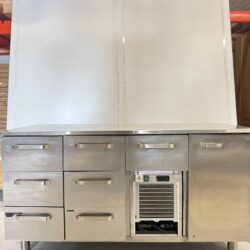 Käytetty kylmävetolaatikosto, kaappii oikealla