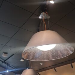 Käytetty kolmiomainen valaisin