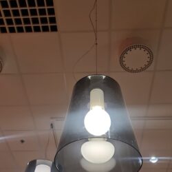 Käytetty lamppu silinterin muotoisella kuvulla