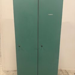 Käytetty 80 cm leveä vihreä säilytyskaappi