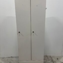 Käytetty 60 cm leveä valkoinen säilytyskaappi