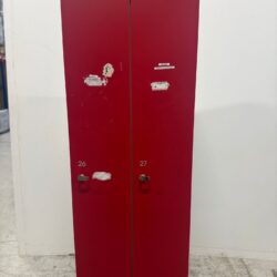 Käytetty 60 cm leveä punainen säilytyskaappi