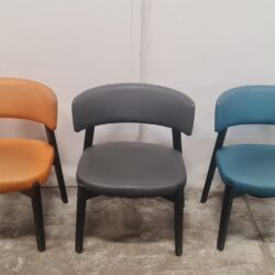 Käytetyt keinonahkapenkit eri väreissä