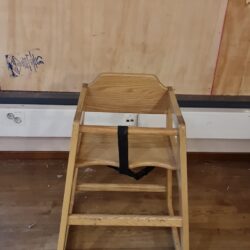 Käytetty syöttötuoli massiivipuusta